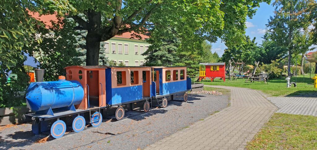 Spielzug vor dem Kinderhaus