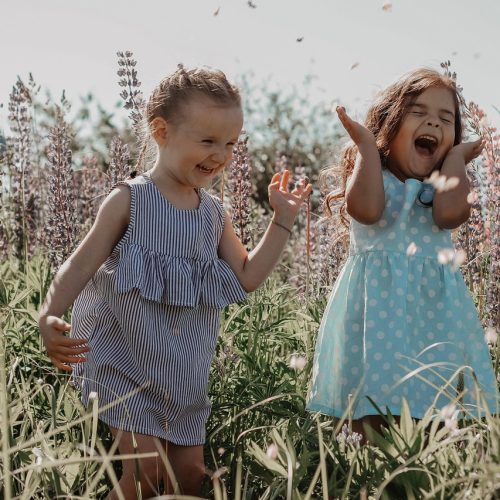 Kinder lachen auf einer Wiese