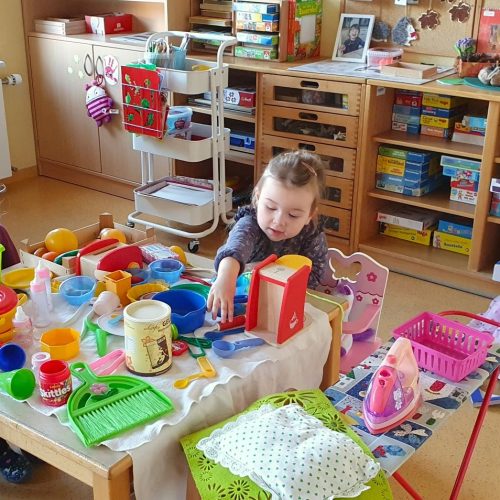 Kinder spielen mit bunten Plastikspielsachen