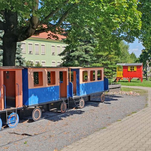 Spielzug vor dem Kinderhaus